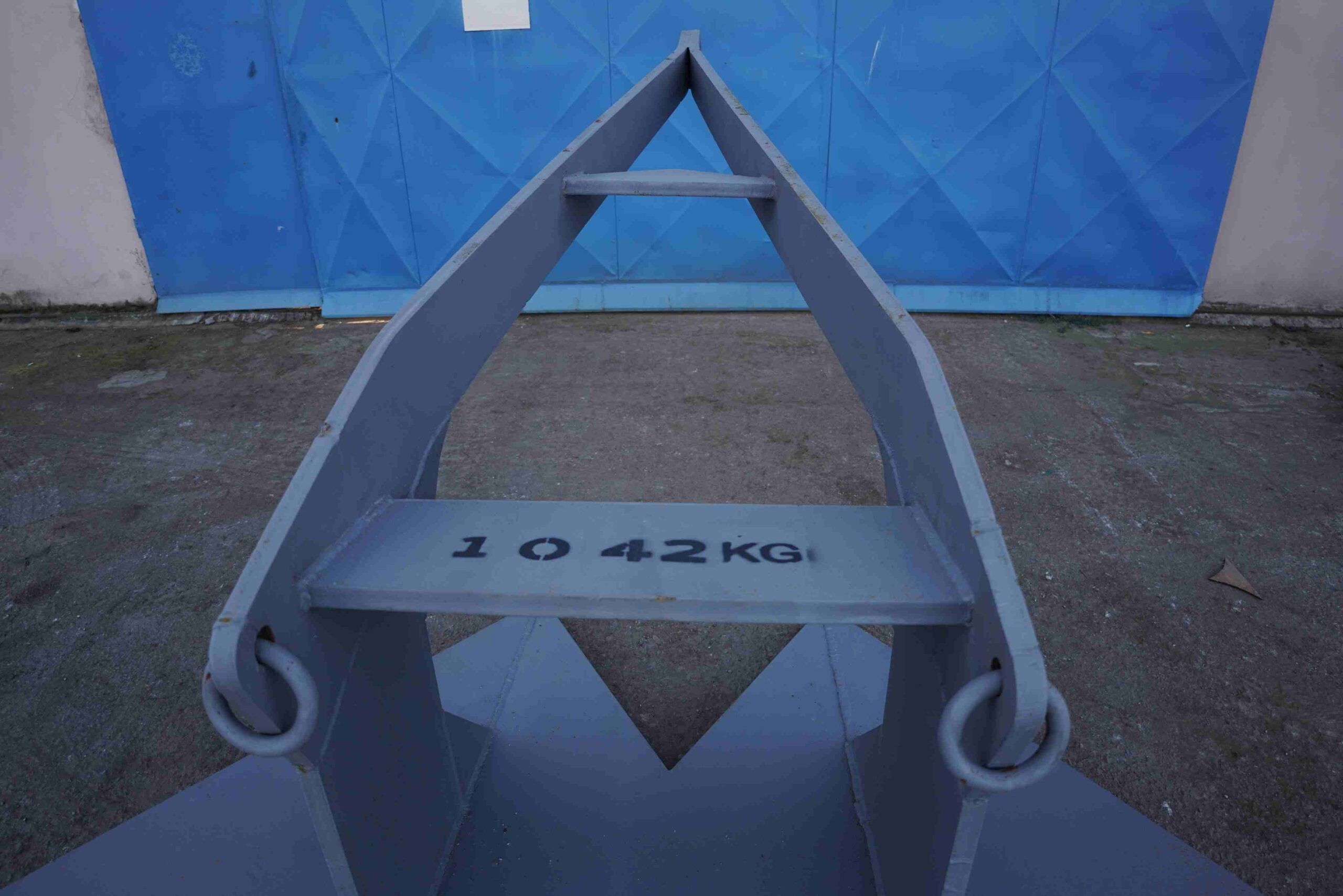 Üzerinde 1042 kg yazılı çapanın tırnak detayı