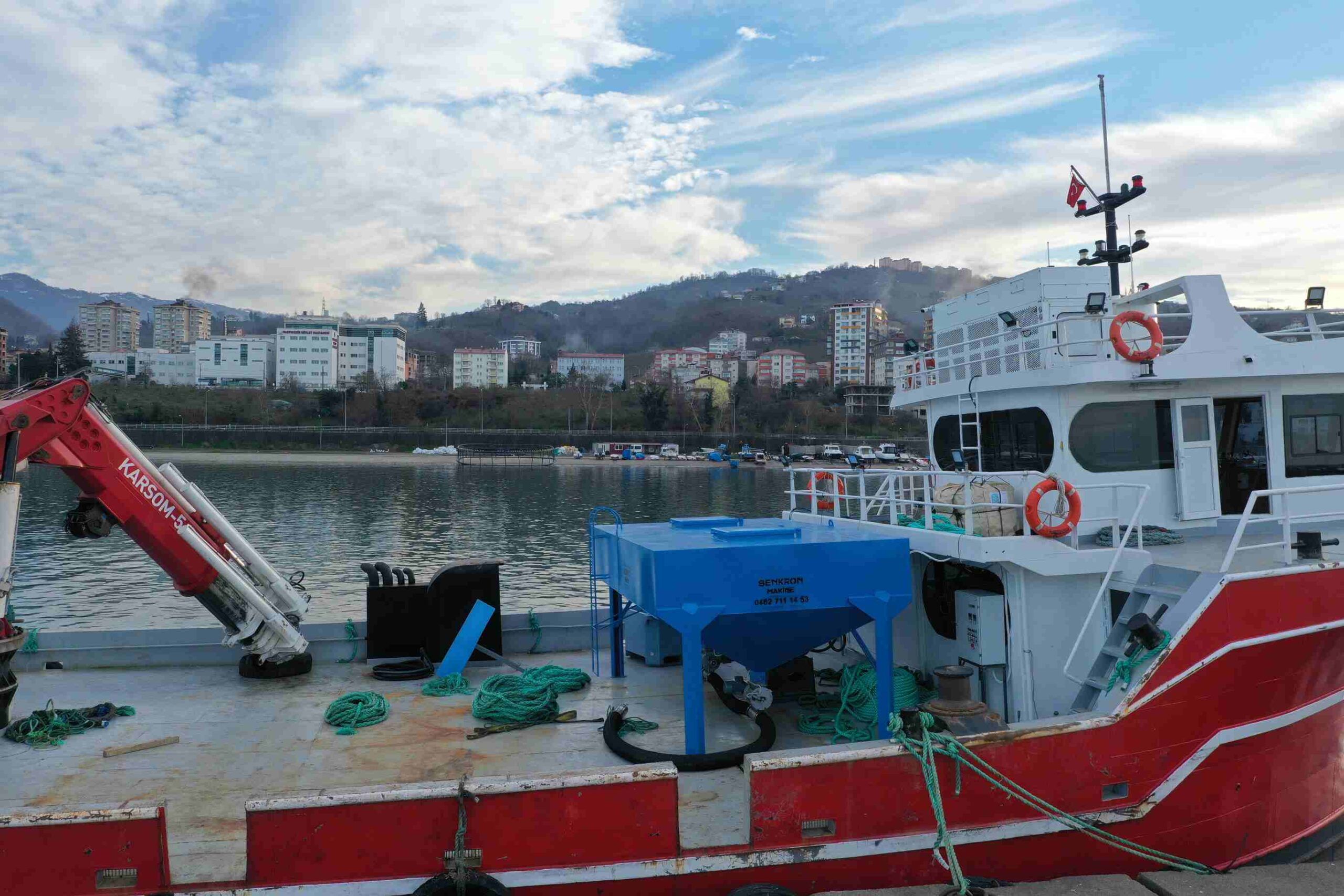 Rıhtımdaki teknede yemleme silosu